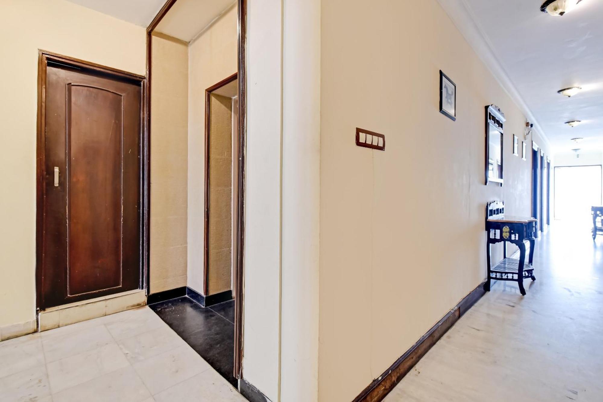 Collection O Hotel Four Boutique Kukas Екстериор снимка