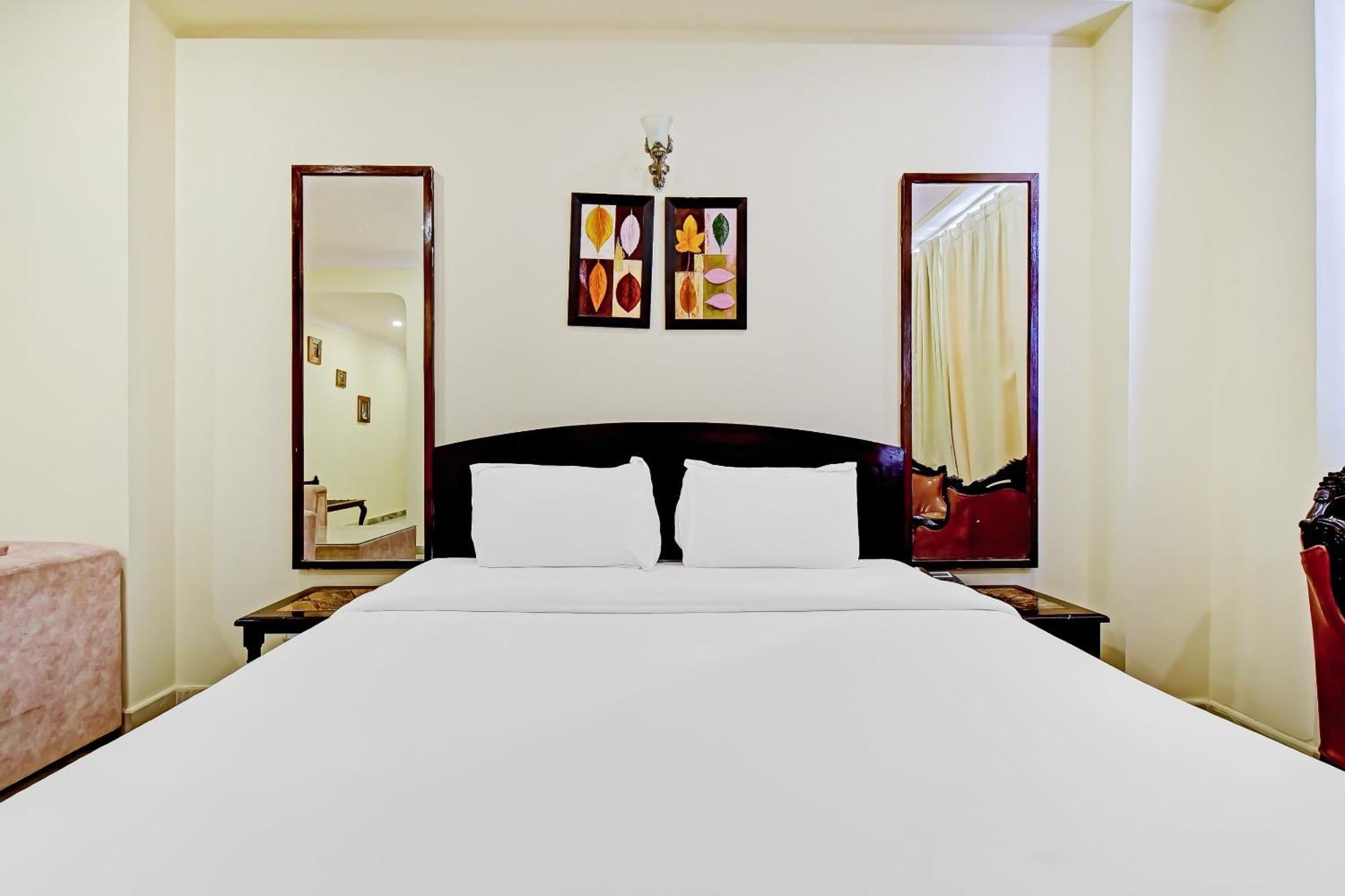 Collection O Hotel Four Boutique Kukas Екстериор снимка