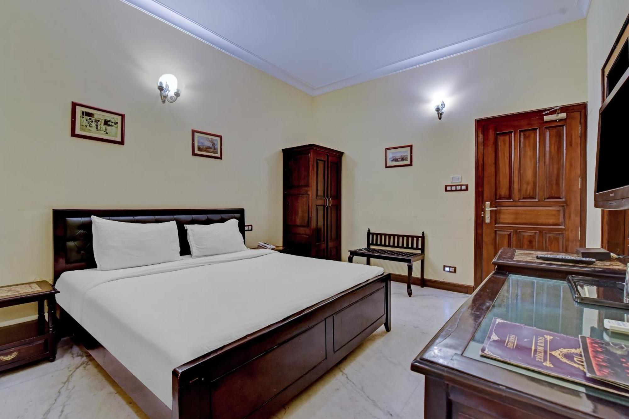 Collection O Hotel Four Boutique Kukas Екстериор снимка