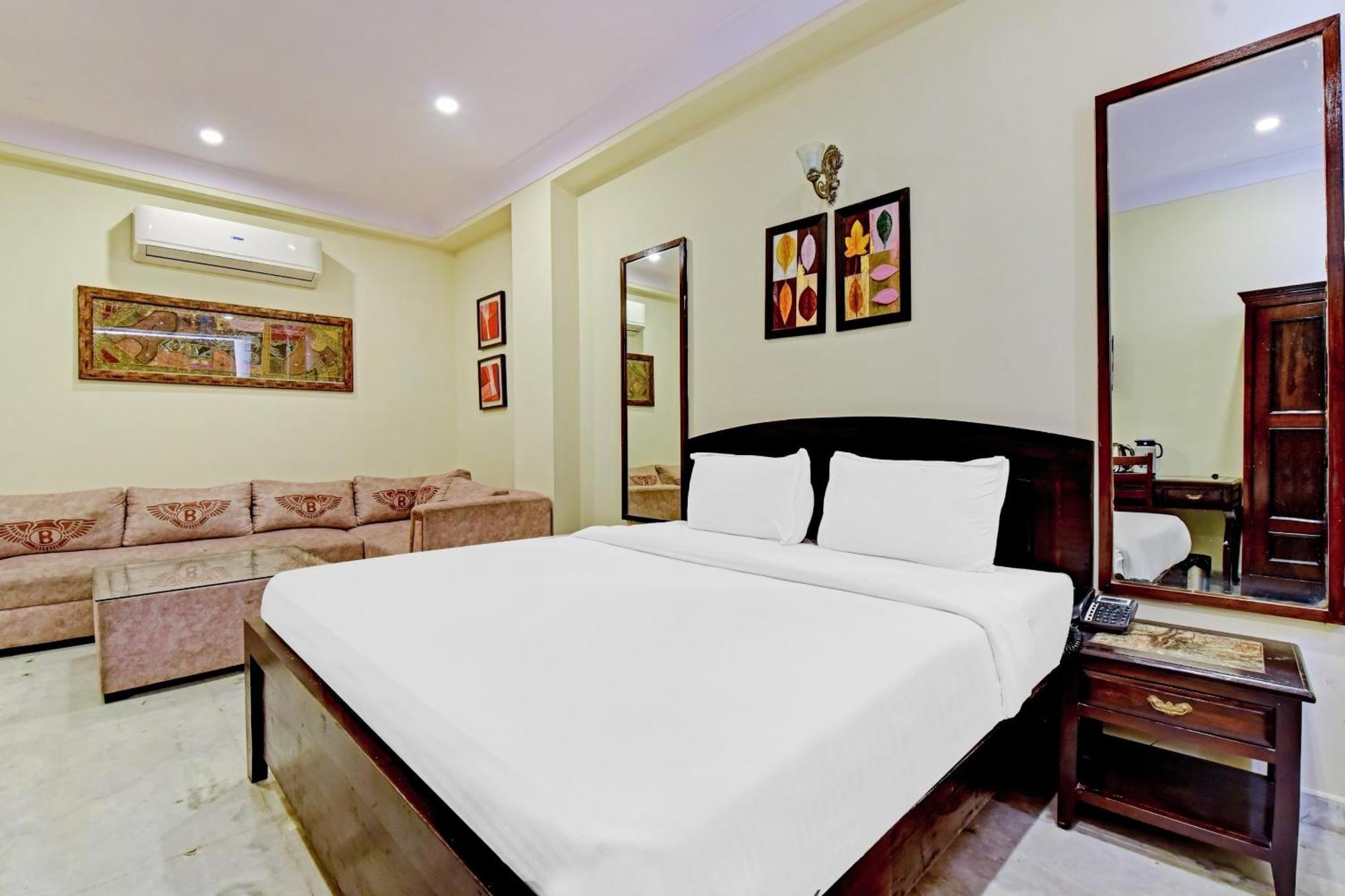 Collection O Hotel Four Boutique Kukas Екстериор снимка