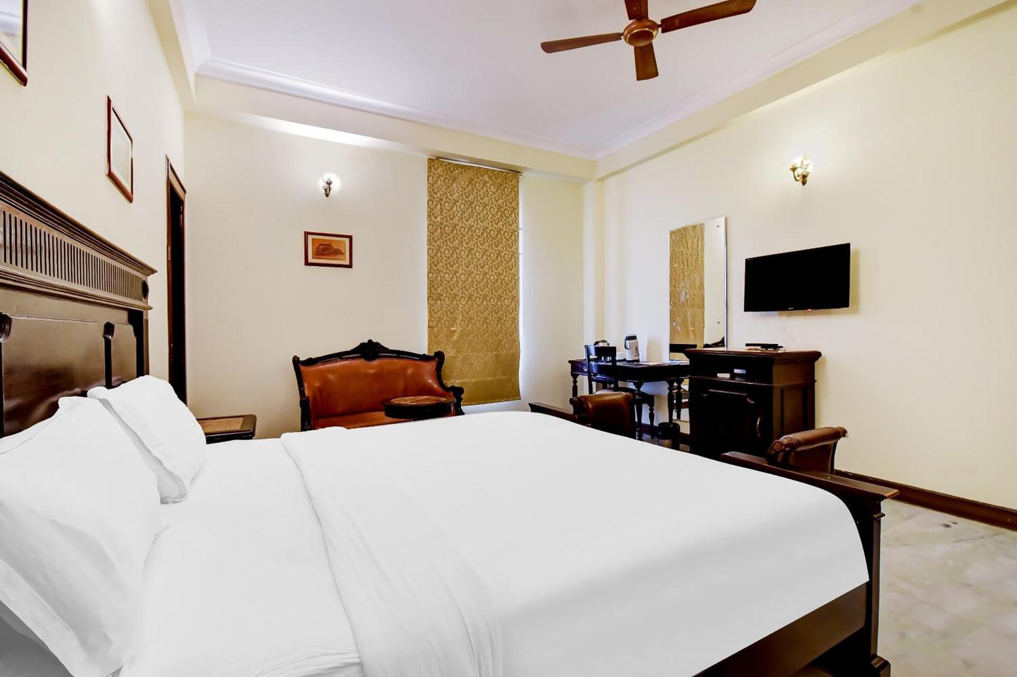 Collection O Hotel Four Boutique Kukas Екстериор снимка