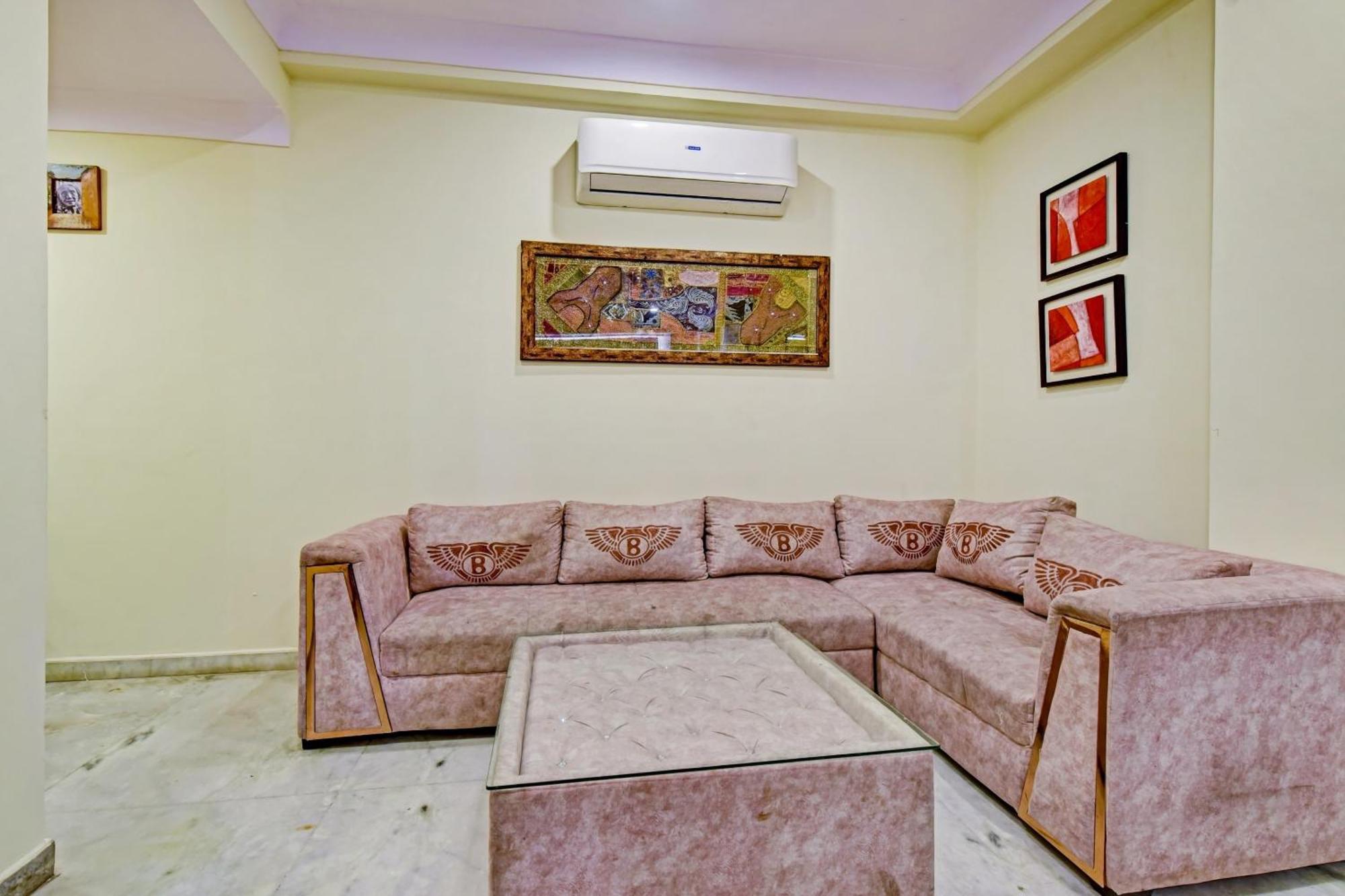 Collection O Hotel Four Boutique Kukas Екстериор снимка