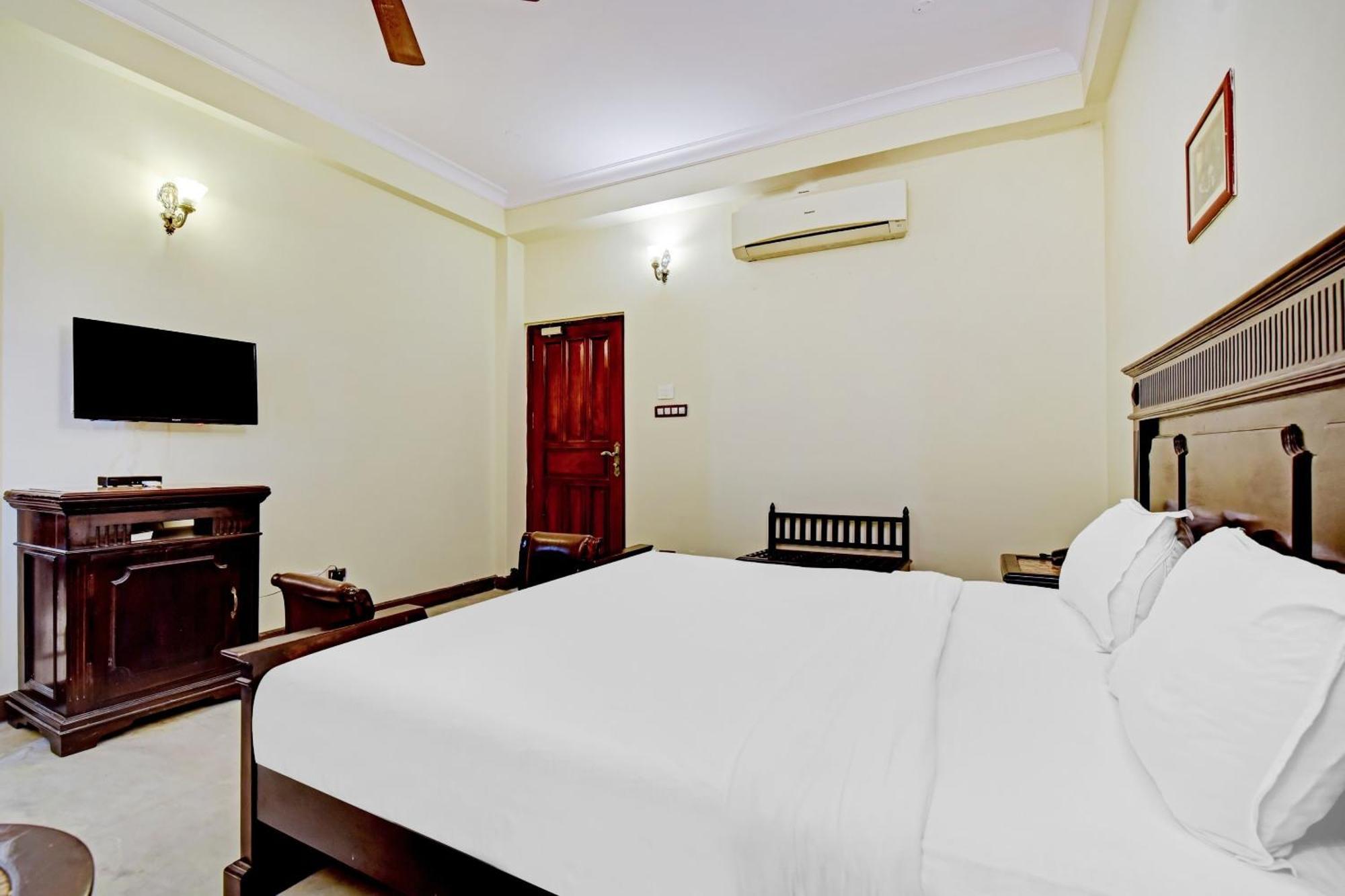 Collection O Hotel Four Boutique Kukas Екстериор снимка