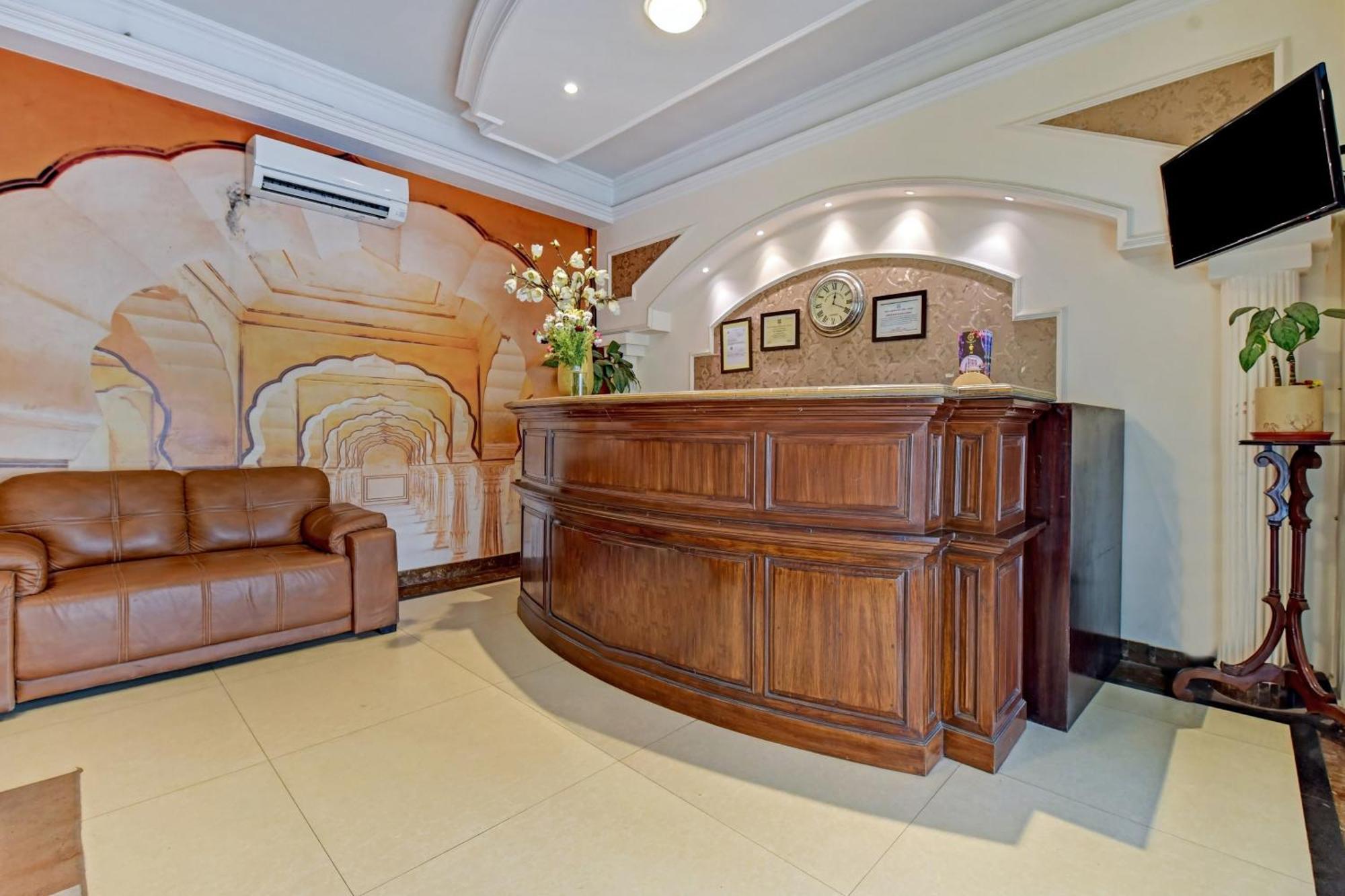 Collection O Hotel Four Boutique Kukas Екстериор снимка