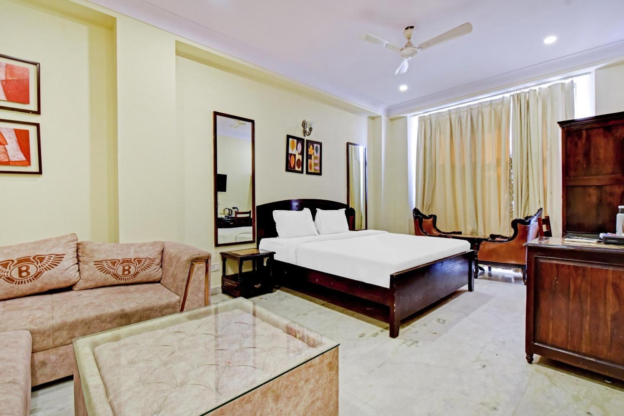 Collection O Hotel Four Boutique Kukas Екстериор снимка