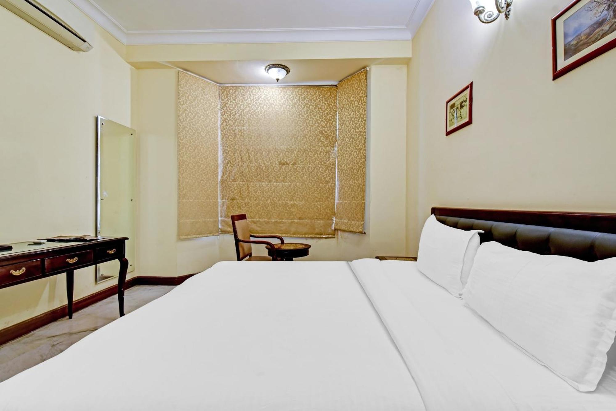 Collection O Hotel Four Boutique Kukas Екстериор снимка
