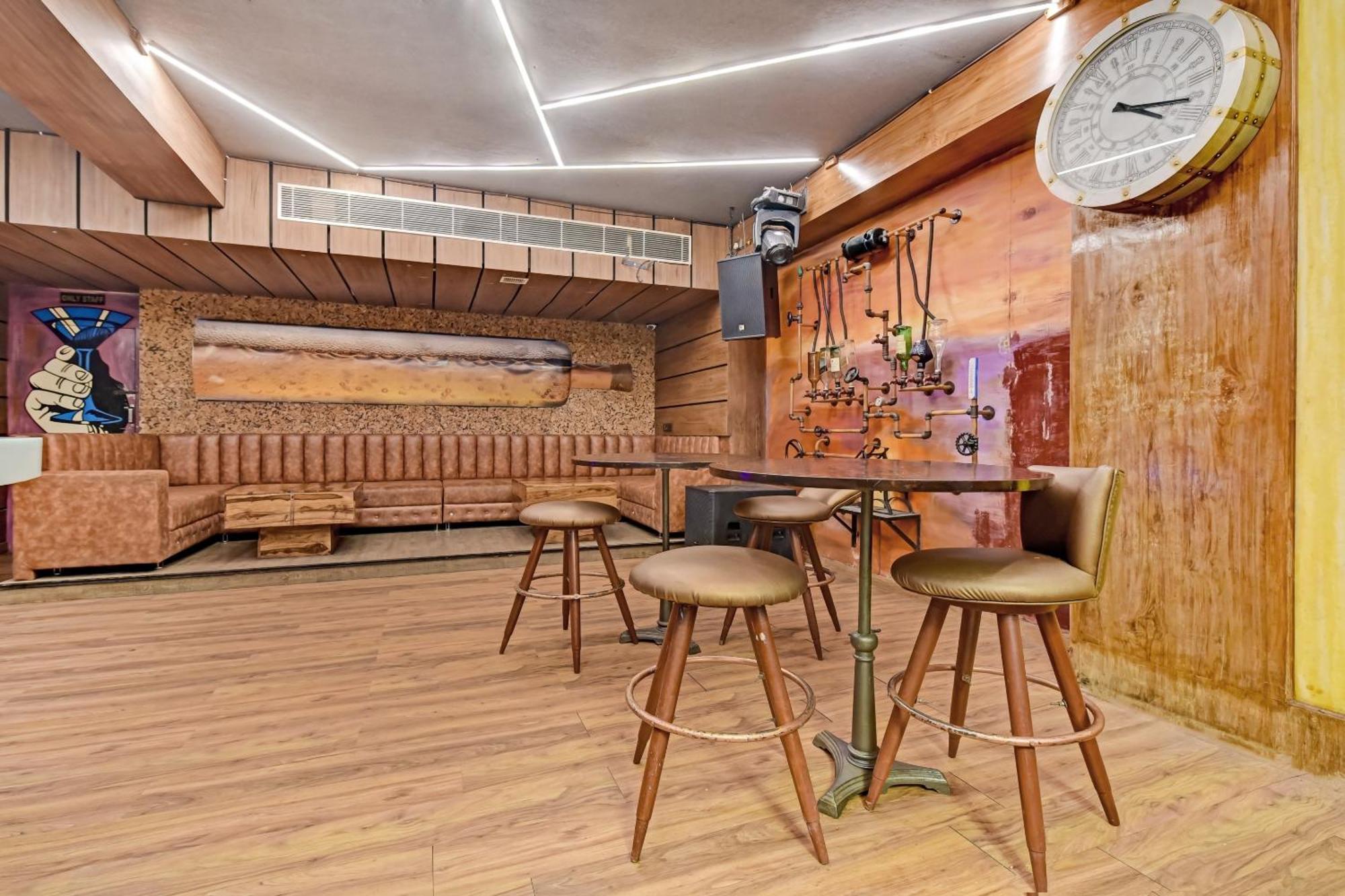 Collection O Hotel Four Boutique Kukas Екстериор снимка