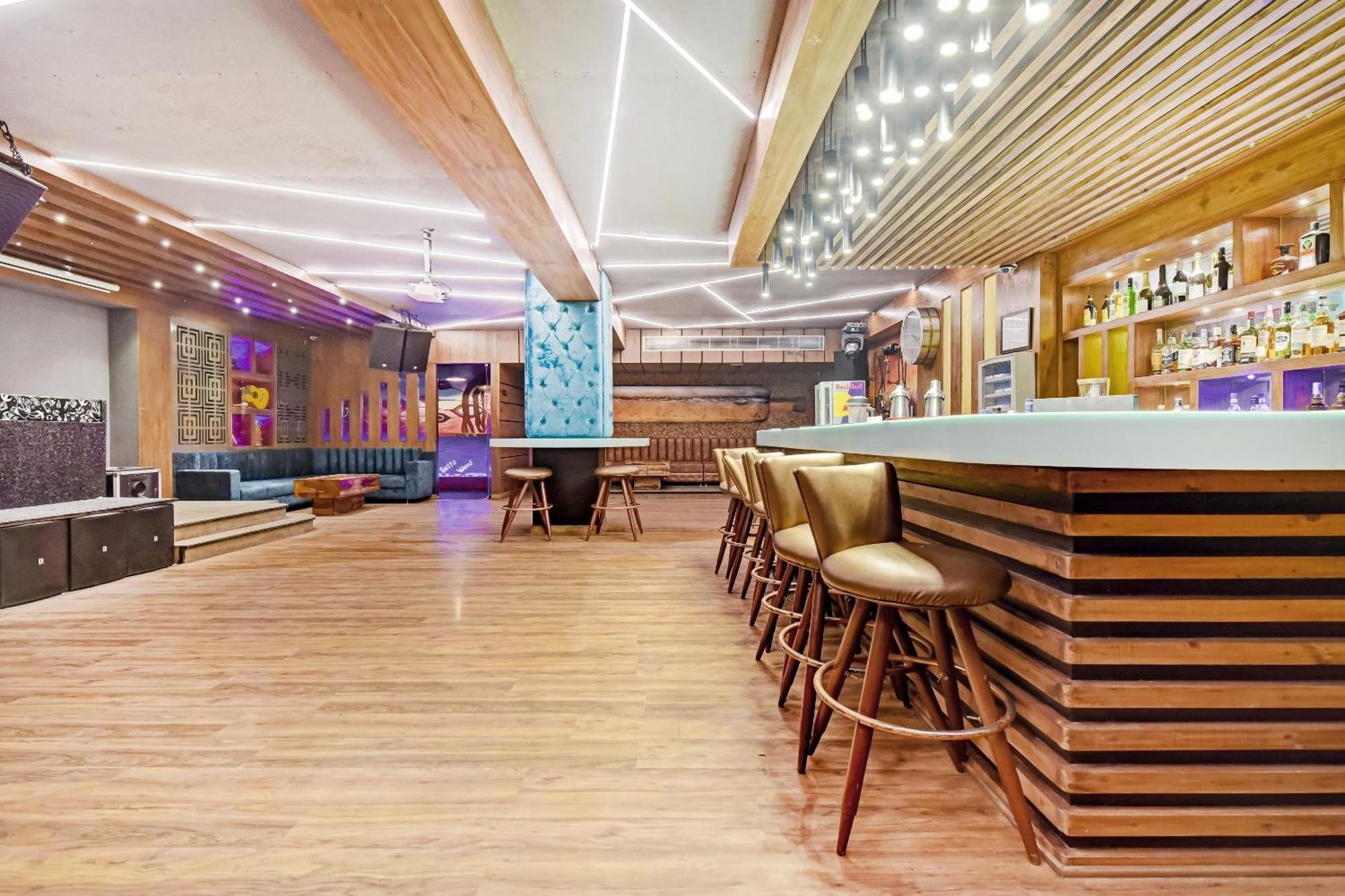 Collection O Hotel Four Boutique Kukas Екстериор снимка