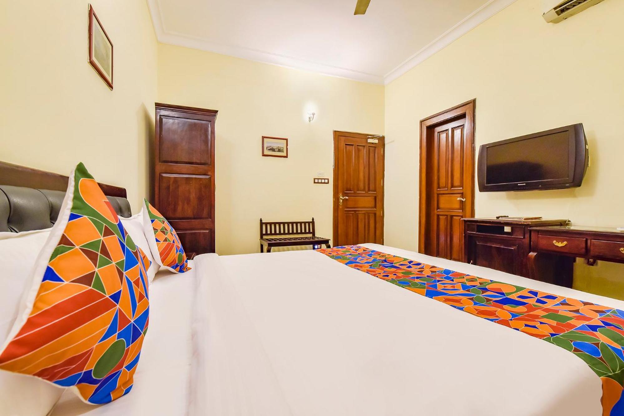 Collection O Hotel Four Boutique Kukas Екстериор снимка