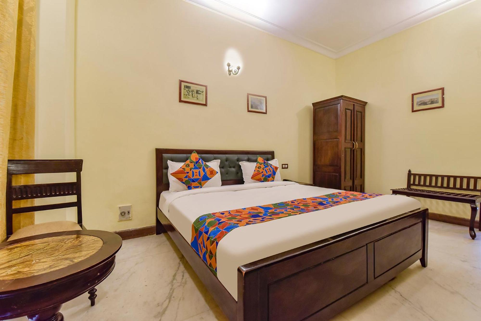 Collection O Hotel Four Boutique Kukas Екстериор снимка