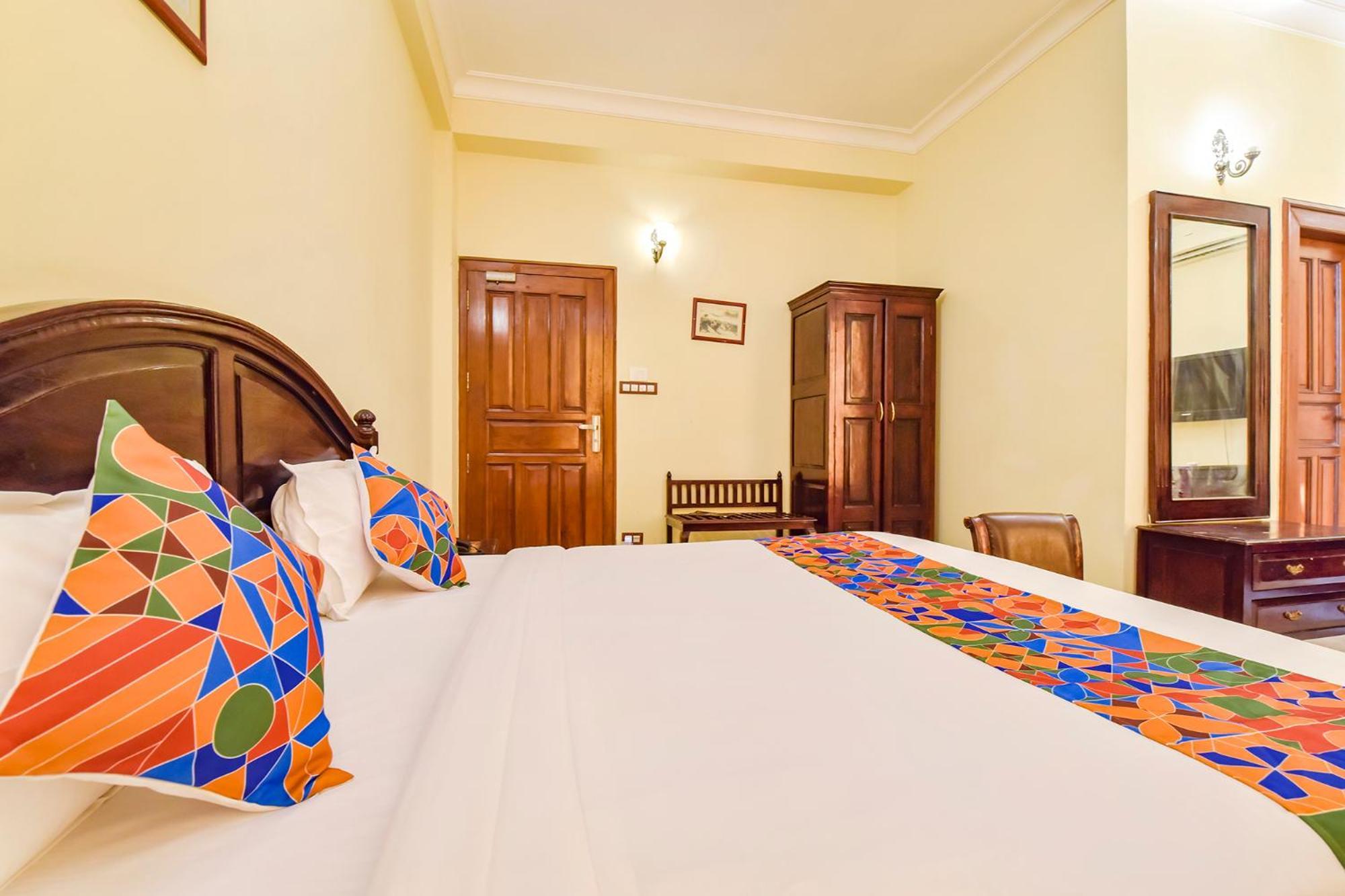 Collection O Hotel Four Boutique Kukas Екстериор снимка