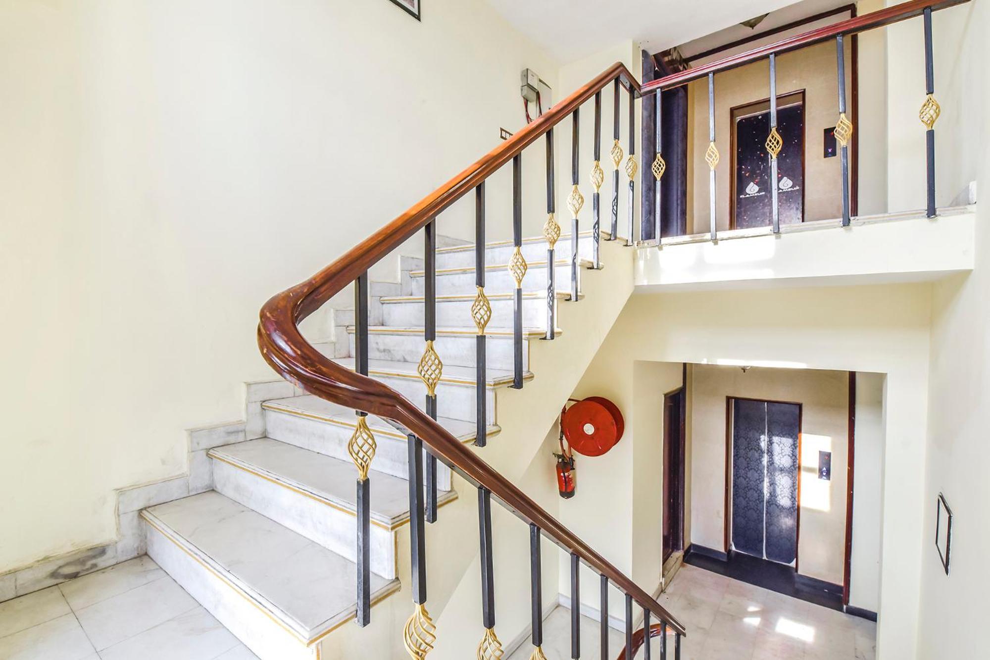 Collection O Hotel Four Boutique Kukas Екстериор снимка